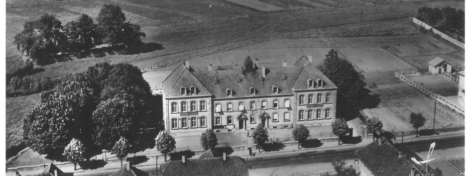 Mairie - école - champ.jpg